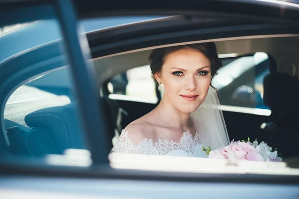 Close-up portrait of a bride in car window — Stock Photo, Image