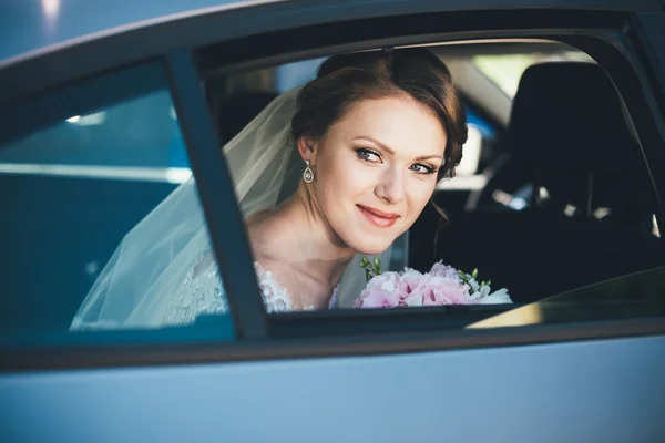 Крупним планом портрет нареченої у вікні автомобіля — стокове фото