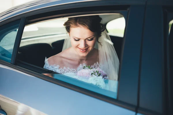 Close-up portret van een bruid in de autoruit — Stockfoto