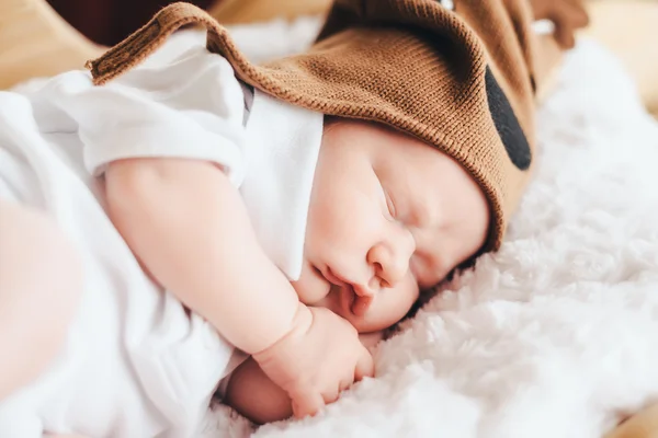 Cute baby in deer hat sleeps — Stock Photo, Image