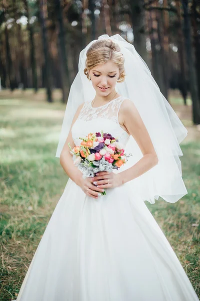 Beyaz elbiseli gelin.