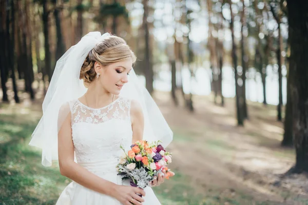 Beyaz elbiseli gelin.