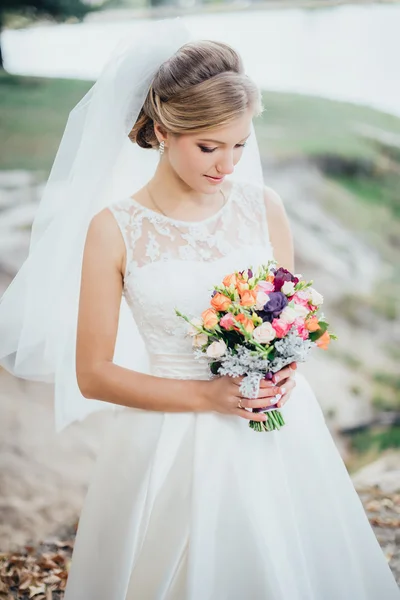 A noiva em um vestido branco — Fotografia de Stock