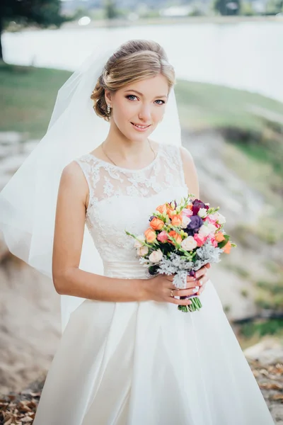 A noiva em um vestido branco — Fotografia de Stock