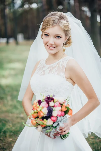 A noiva em um vestido branco — Fotografia de Stock