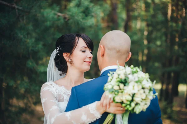 Bride embracing groom — Stock Photo, Image