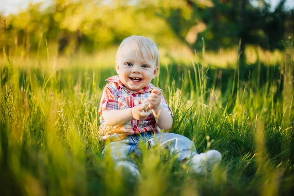 Дитина сидить на траві — стокове фото