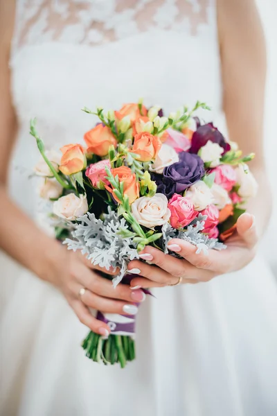 The bride in a white dress — Stock Photo, Image