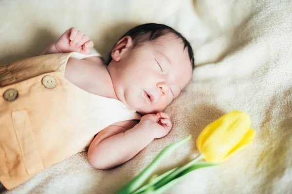 Neonato bambino con il tulipano. Festa della mamma — Foto Stock