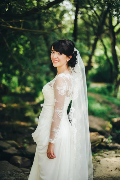 Bela noiva vestido branco na floresta — Fotografia de Stock