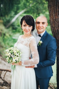 Gelin ve damat ormanda sarılma