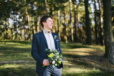 ormandaki ağaçlar bir arka plan üzerinde mutlu damat