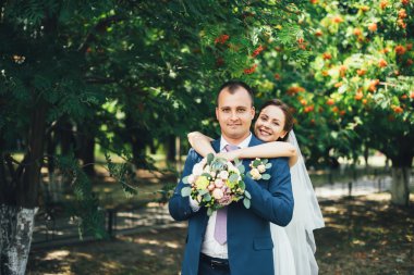 Beyaz gelinlikle açık havada güzel gelin