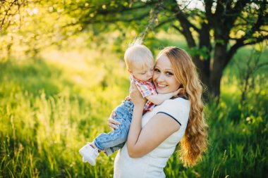 Anne oğluna sarılıyor.