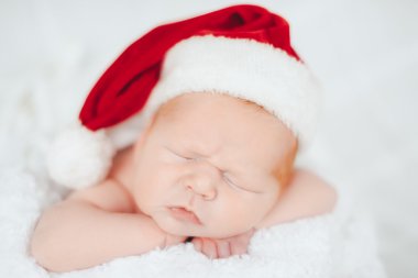 Noel Baba'nın bir şapka çocuk uyur