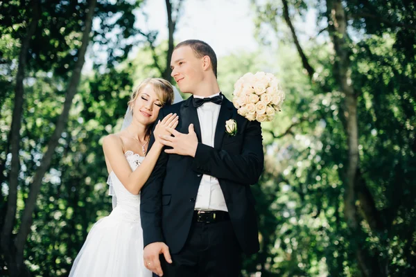 Mariée et marié à l'extérieur un jour de mariage dans le parc — Photo