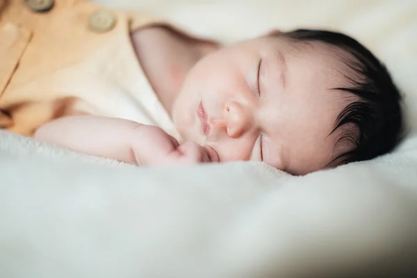 Neonato bambino con il tulipano. Festa della mamma — Foto Stock