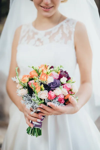 De bruid in een witte jurk — Stockfoto