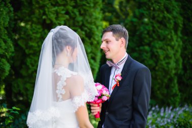 Gelin peçe altında damat için