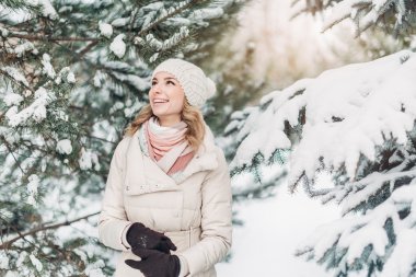 güzel bir kız kış orman