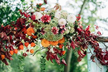 Düğün töreni çiçekler süslüyor