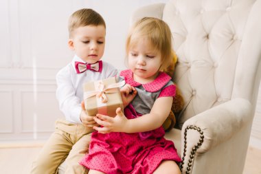 Çocuk bir kız hediye verir