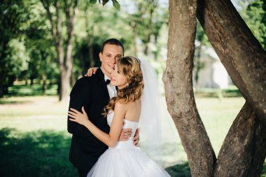 Gelin ve damat bir düğün gününde açık havada park