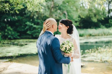 Gelin ve damat Gölü kıyısına sarılma