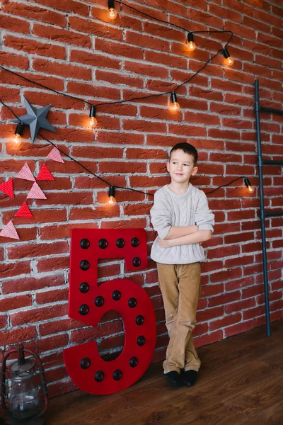 Pojke i en loft studio — Stockfoto