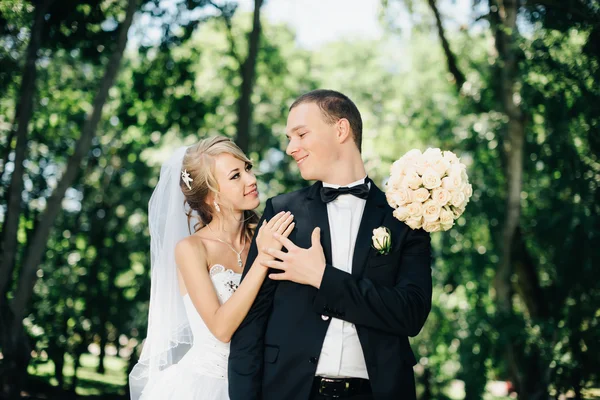 Bride and groom outdoors on a wedding day in park — Stock Photo, Image
