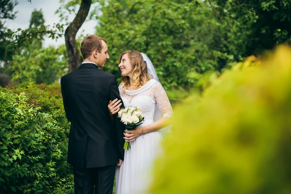 Bruid en bruidegom buitenshuis op een trouwdag — Stockfoto