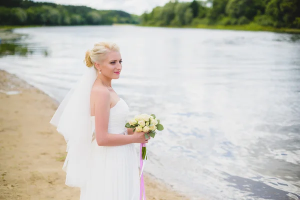 Braut auf einem Hintergrund des Flusses — Stockfoto