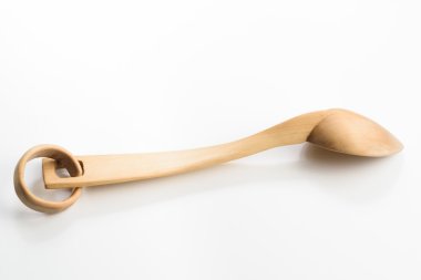 Beyaz arkaplanda tahta kaşık