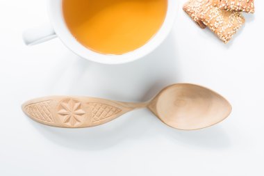 Beyaz arkaplanda tahta kaşık