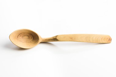 Beyaz arkaplanda tahta kaşık