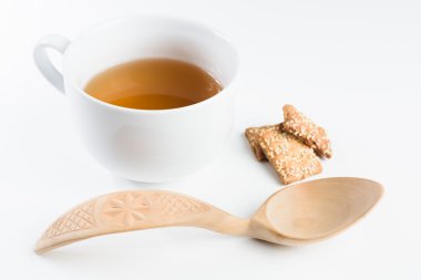 Beyaz arkaplanda tahta kaşık