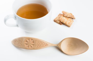 Beyaz arkaplanda tahta kaşık