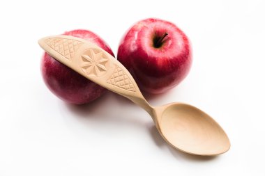 Beyaz arkaplanda tahta kaşık