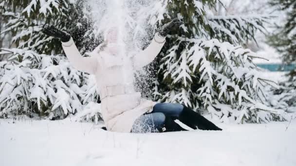 Glad ung kvinna leker med snö — Stockvideo