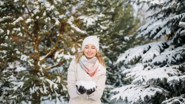 Glückliche junge Frau spielt mit Schnee — Stockvideo