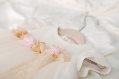 bir askı üzerinde asılı vaftiz bebek elbise