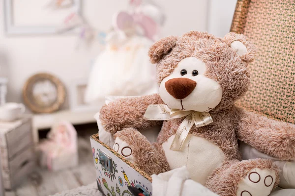 Nursery with a toy teddy bear in a suitcase — Stock Photo, Image