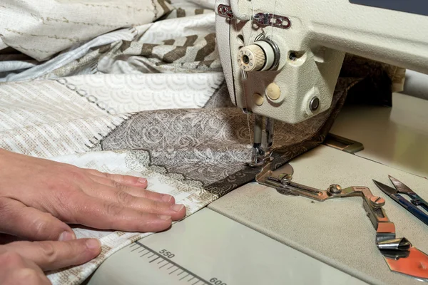 Закрыть руки швеи, работающей на швейной машинке — стоковое фото