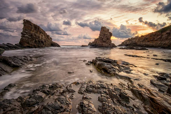 Kayalar ile deniz manzarası — Stok fotoğraf