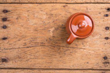 Toprak kap üzerinde eski ahşap rustik masa