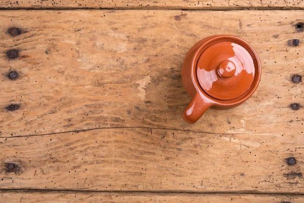 Toprak kap üzerinde eski ahşap rustik masa