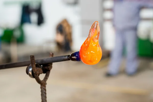 Handgefertigte Figuren aus geschmolzenem Glas — Stockfoto