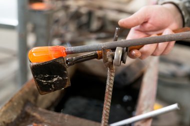 Erimiş cam el yapımı rakamlar