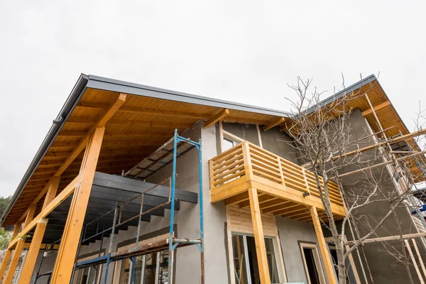 Andamios en el sitio de construcción de una nueva casa de madera — Foto de Stock