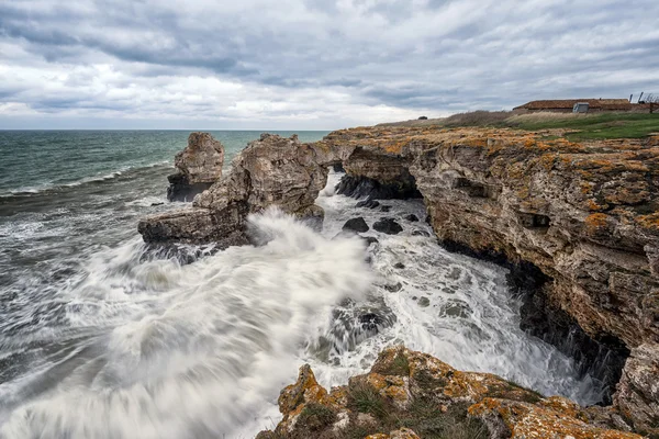 Kayalar ve dalgalar dramatik deniz manzarası — Stok fotoğraf